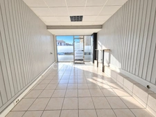 SAUJON – IMMEUBLE DE CARACTÈRE AVEC 3 LOTS DONT 1 APPARTEMENT ET 2 LOCAUX COMMERCIAUX 