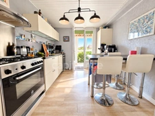 SAUJON – IMMEUBLE DE CARACTÈRE AVEC 3 LOTS DONT 1 APPARTEMENT ET 2 LOCAUX COMMERCIAUX 