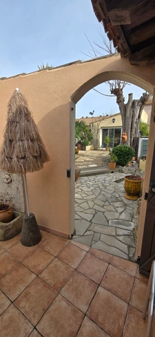 Mèze Bassin de Thau, 15 minutes walk from the beaches, unusual 5-room house, garden, parking, outbuildings 