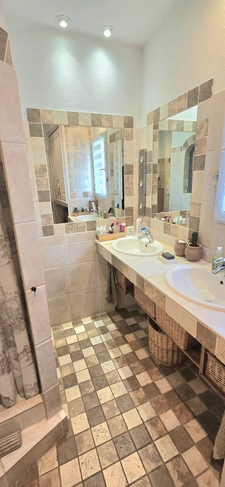 Mèze Bassin de Thau, 15 minutes walk from the beaches, unusual 5-room house, garden, parking, outbuildings 