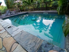 MAISON DE RAPPORT de 220m²- 3 Niveaux- DEUX T4 + UN T2. TERRAIN ARBORE 1700 M² AVEC PISCINE. RIVIERE PILOTE (972)