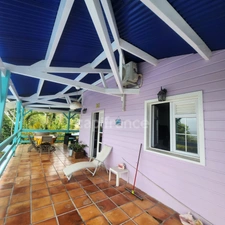 SUR LES HAUTEURS DE STE LUCE-UNE RESIDENCE DE 5 APPARTEMENTS- PISCINE- VUE MER DES CARAIBES 