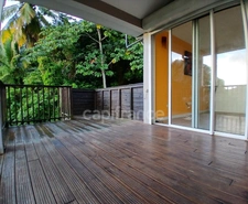 MAISON DE RAPPORT de 220m²- 3 Niveaux- DEUX T4 + UN T2. TERRAIN ARBORE 1700 M² AVEC PISCINE. RIVIERE PILOTE (972)