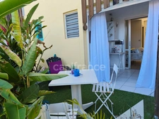 APPARTEMENT EN REZ DE CHAUSSEE A 100 M DE LA PLAGE DE CARITAN SAINTE ANNE (972)