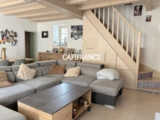 Charentaise stone house - in the heart of the village - 120 m² of living space - 5 bedrooms, 3 of which are in the converted attic