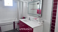 Family home with 6 rooms - 5 bedrooms - 234 m² of living space - garages and enclosed garden in PORT D'ENVAUX (17)