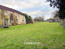 Ensemble immobilier de 500 m² au sol et divisible - 3000 m² avec un puits à PORT D'ENVAUX (17)