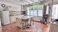 Family home with 6 rooms - 5 bedrooms - 234 m² of living space - garages and enclosed garden in PORT D'ENVAUX (17)