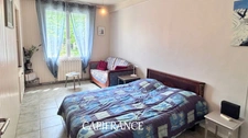 Family home with 6 rooms - 5 bedrooms - 234 m² of living space - garages and enclosed garden in PORT D'ENVAUX (17)
