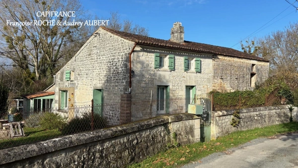 Maison en pierre + dépendance à rénover - 4 pièces - jardin et  garage - PORT D'ENVAUX (17)