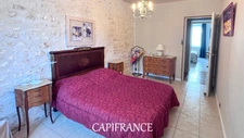 Family home with 6 rooms - 5 bedrooms - 234 m² of living space - garages and enclosed garden in PORT D'ENVAUX (17)