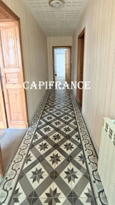 Charentaise stone house to renovate - 9 rooms - 190 m² of living space - 5 bedrooms - Outbuildings & Convertible attic - MORAGNE (17)