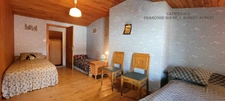 Ensemble immobilier : maison + gîte + annexe + garage, atelier et jardin clos à  NIEUL LES SAINTES (17)