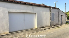 Charentaise stone house to renovate - 9 rooms - 190 m² of living space - 5 bedrooms - Outbuildings & Convertible attic - MORAGNE (17)