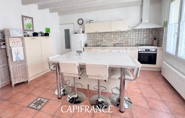 Maison Familiale  6 pièces - 5 chambres - 234 m² habitables - garages et jardin clos à PORT D'ENVAUX (17)