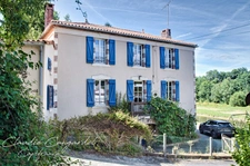 Propriété de charme en bord de rivière, avec activité de gîte Les HERBIERS (85)