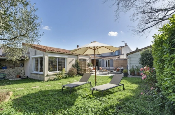 Maison de charme en pierre à vendre 6 pièces, 4 chambres à MARSILLY (17)