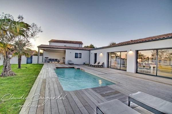 Dpt Charente Maritime (17), à vendre proche de LA ROCHELLE maison P7 de 153,7 m² - Terrain de 568,00 m² - Plain pied