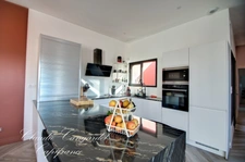 Maison à vendre 6 pièces, contemporaine de plain-pied 2022, sans vis-à-vis, avec piscine proche de La Rochelle.