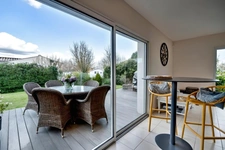 Maison de plain-pied lumineuse dans un village côtier prisé, à 5 min de La Rochelle et de l’île de Ré. Calme, jardin, 4 chambres. Coup de cœur assuré.