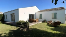 Maison de plain-pied lumineuse dans un village côtier prisé, à 5 min de La Rochelle et de l’île de Ré. Calme, jardin, 4 chambres. Coup de cœur assuré.