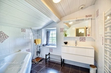 Propriété de charme en bord de rivière, avec activité de gîte Les HERBIERS (85)