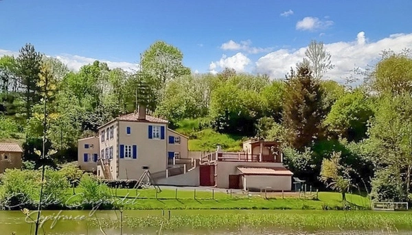 Propriété de charme en bord de rivière, avec activité de gîte proche des HERBIERS (85)