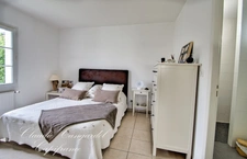 Maison de plain-pied lumineuse dans un village côtier prisé, à 5 min de La Rochelle et de l’île de Ré. Calme, jardin, 4 chambres. Coup de cœur assuré.