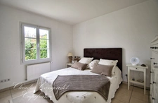 Maison de plain-pied lumineuse dans un village côtier prisé, à 5 min de La Rochelle et de l’île de Ré. Calme, jardin, 4 chambres. Coup de cœur assuré.
