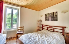 Propriété de charme en bord de rivière, avec activité de gîte Les HERBIERS (85)
