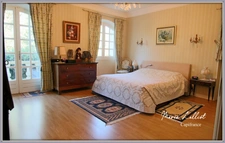 House for sale, 12 rooms, large living room, 6 bedrooms, tennis court, woods, stream
