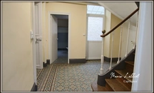 Maison à vendre 9 pièces PITHIVIERS (45), 6 chambres, plain pied, parquet massif, cave, grenier, 2 cours.