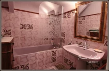 House for sale, 12 rooms, large living room, 6 bedrooms, tennis court, woods, stream