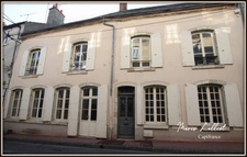 Maison à vendre 9 pièces PITHIVIERS (45), 6 chambres, plain pied, parquet massif, cave, grenier, 2 cours.