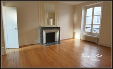 Maison à vendre 9 pièces PITHIVIERS (45), 6 chambres, plain pied, parquet massif, cave, grenier, 2 cours.