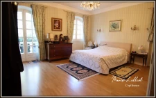 House for sale, 12 rooms, large living room, 6 bedrooms, tennis court, woods, stream