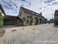 Maison à vendre 7 pièces YEVRE LA VILLE (45), Propriété en Pierres apparentes, 5 chambres, Grange, Piscinable, Grand séjour.