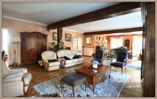 House for sale, 12 rooms, large living room, 6 bedrooms, tennis court, woods, stream