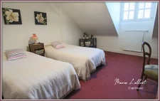 House for sale, 12 rooms, large living room, 6 bedrooms, tennis court, woods, stream