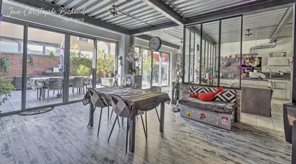 OULLINS – LOFT 184 M² – 3 SUITES & TERRASSE secteur de la Bussière, à proximité du centre-ville