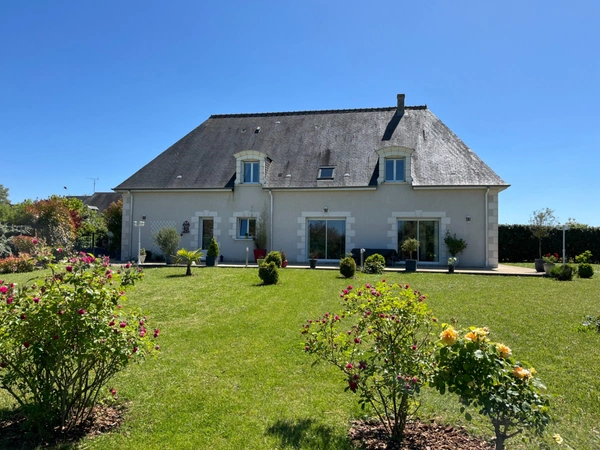 Maison à vendre 8 pièces  (37) 6 chambres, double garage 1900m² terrain clos arboré Parfait état