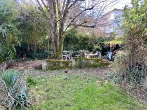 Maison et appartement à vendre, proche du centre de GREZIEU-LA-VARENNE.