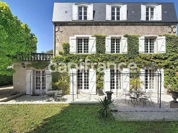 Propriété d'exception 275 m2 à Cheillé, avec dépendances et terrain à bâtir supplémentaire