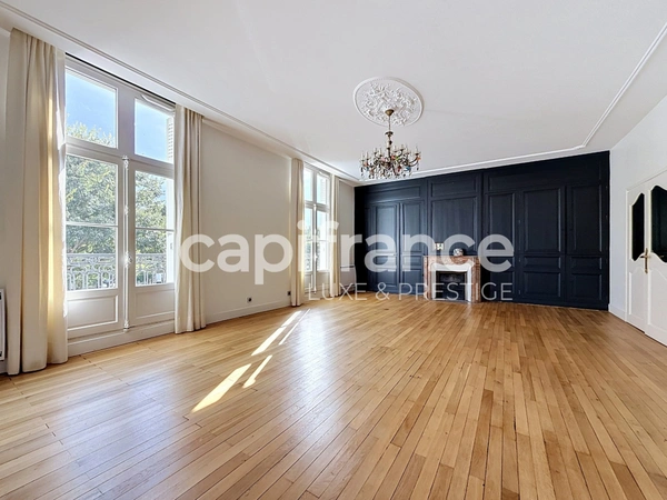 Appartement 167 m2 avec rez-de-jardin et parking, tout proche de Tours