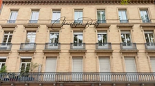 TOULOUSE Hypercentre : appartement haussmannien familial à vendre de quatre pièces, trois chambres, aux volumes remarquables, balcon filant, cave, ascenseur.