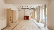 TOULOUSE City Centre: Haussmannian family apartment for sale with four rooms, three bedrooms, remarkable volumes, continuous balcony, cellar, elevator.