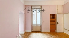 TOULOUSE City Centre: Haussmannian family apartment for sale with four rooms, three bedrooms, remarkable volumes, continuous balcony, cellar, elevator.