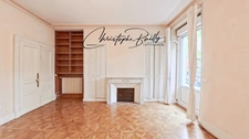 TOULOUSE City Centre: Haussmannian family apartment for sale with four rooms, three bedrooms, remarkable volumes, continuous balcony, cellar, elevator.