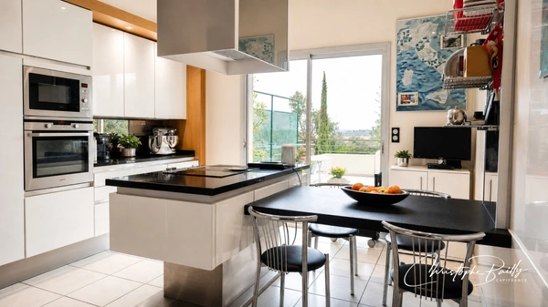 Côte Pavée / Limayrac : maison d’architecte familiale avec piscine, vue dégagée et garage double.