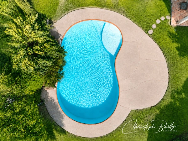 Maison d’architecte 2001 à Launaguet (31140), aux portes de Toulouse : 223 m² habitables, séjour double hauteur de 56 m², terrasse abritée, jardin arboré et piscine.
